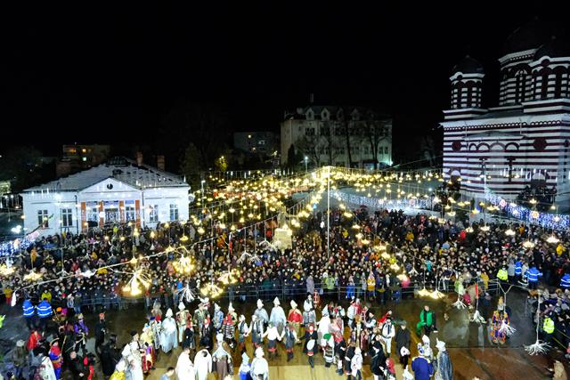 VIDEO/FOTO    SUTE  de participanți la Festivalul de Datini și Obiceiuri de Iarnă din municipiul Dorohoi