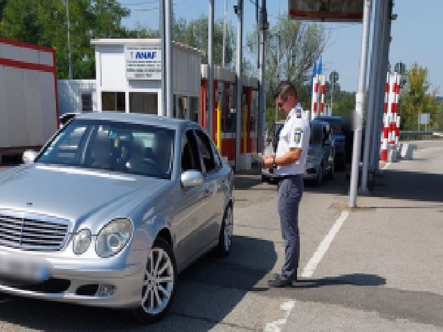 A plătit 150 de euro pentru un permis de conducere şi s-a ales cu dosar penal